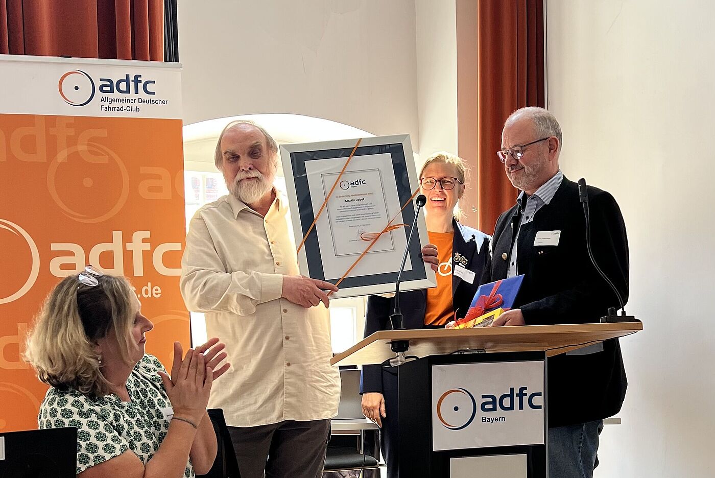 Martin Jobst, langjähriger Aktiver und Vorstandsbeauftragter für Fundraising wurde vom Ehrenvorsitzenden Armin Falkenhein für sein großes Engagement für den ADFC Bayern geehrt. Martin Jobst, langjähriger Aktiver und Vorstandsbeauftragter für Fundraising wurde vom Ehrenvorsitzenden Armin Falkenhein für sein großes Engagement für den ADFC Bayern geehrt.