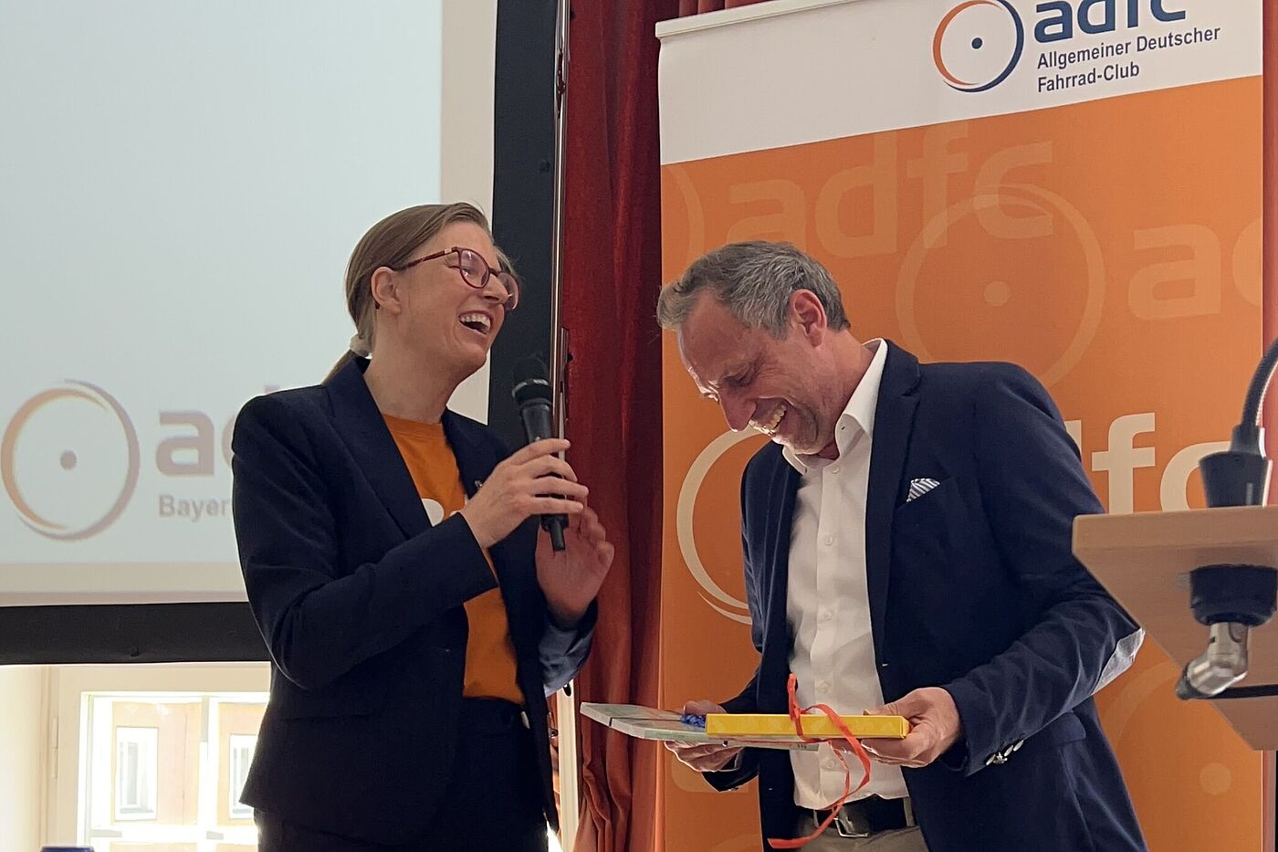 Zum Dank überreichte die Vorsitzende Eva Mahling dem Minister ein Geschenk: Fahrradschokolade. Zum Dank überreichte die Vorsitzende Eva Mahling dem Minister ein Geschenk: Fahrradschokolade.