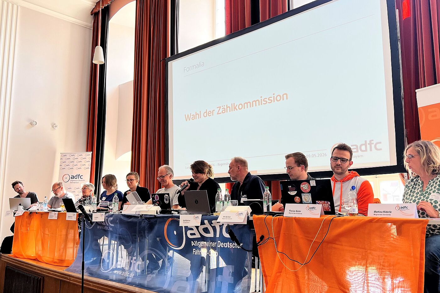 Landesvorstand und Tagungspräsidium auf dem Podium im Thon-Dittmer-Palais. Landesvorstand und Tagungspräsidium auf dem Podium im Thon-Dittmer-Palais.