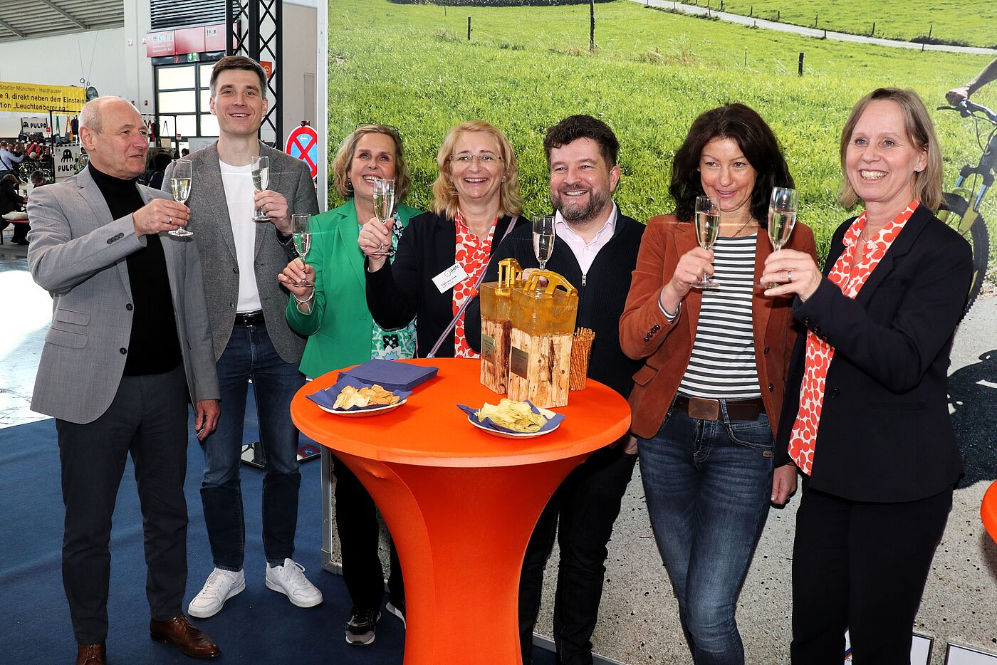 Anstoßen mit den Preisträger:innen