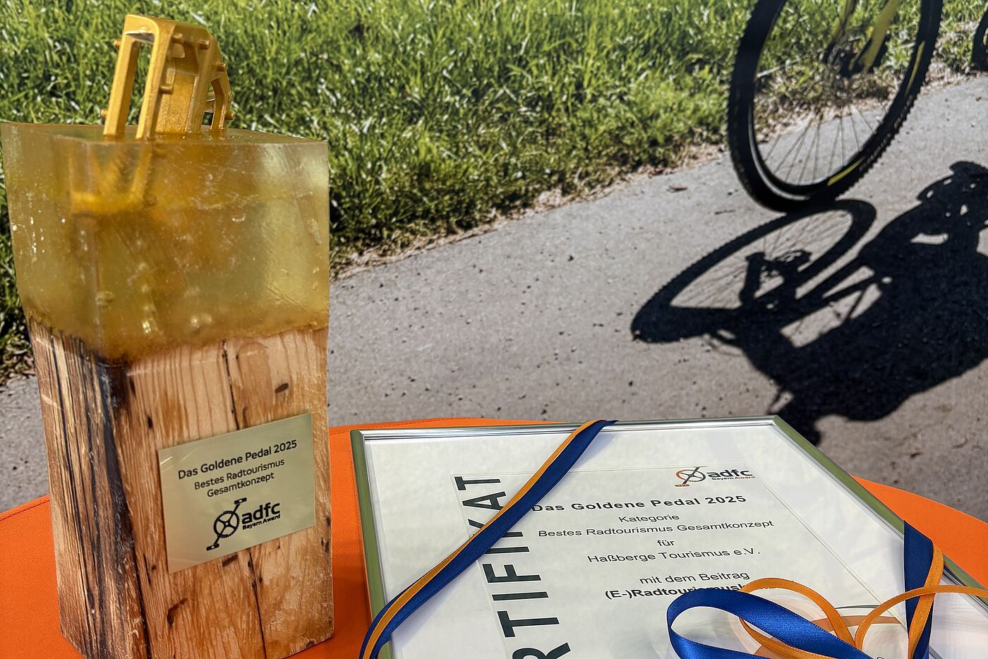 Die Trophäe für den Gewinner in der Kategorie „Bestes Radtourismus Gesamtkonzept“
