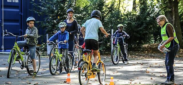 Kinder Kinder auf dem Rad