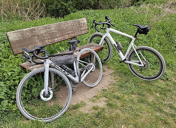 Gravel Bikes in einer Pause Zwei Gravel Bikes während einer Pause