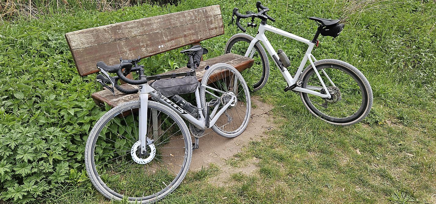 Gravel Bikes in einer Pause Zwei Gravel Bikes während einer Pause