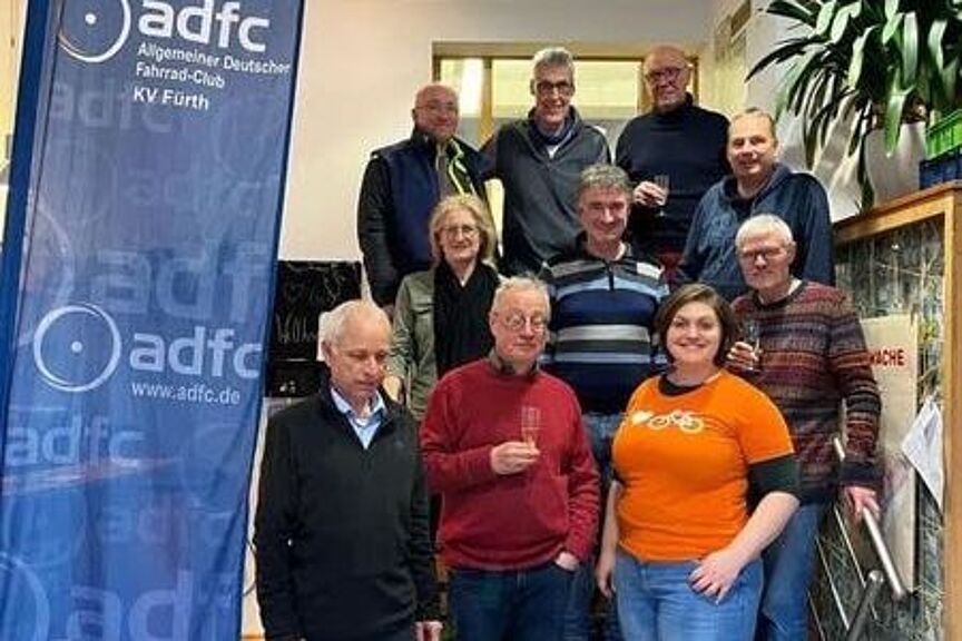 JHV 2024: Gruppenbild Vorstand ADFC Fürth Bild mit allen Vorstandsmitgliedern des ADFC Fürth