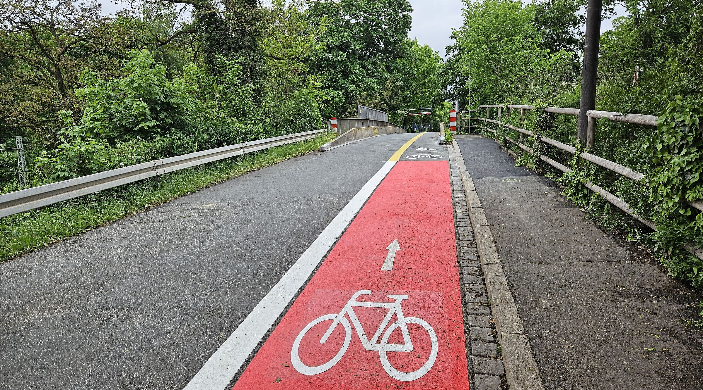 Markierungen vor der Bahnüberführung