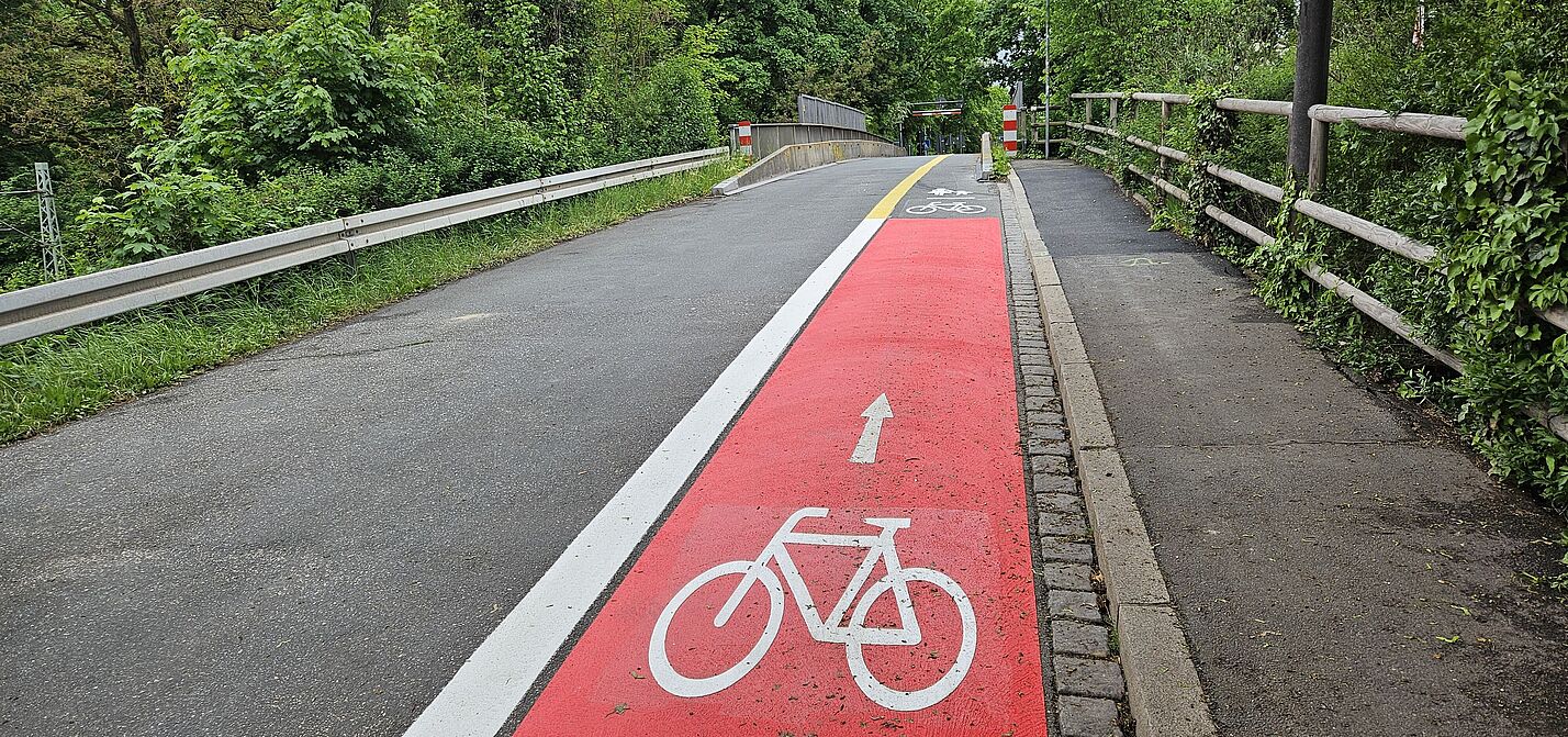 Markierungen vor der Bahnüberführung