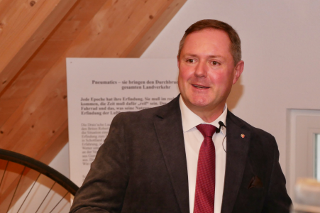 Landrat Bernd Obst eröffnet die Ausstellung