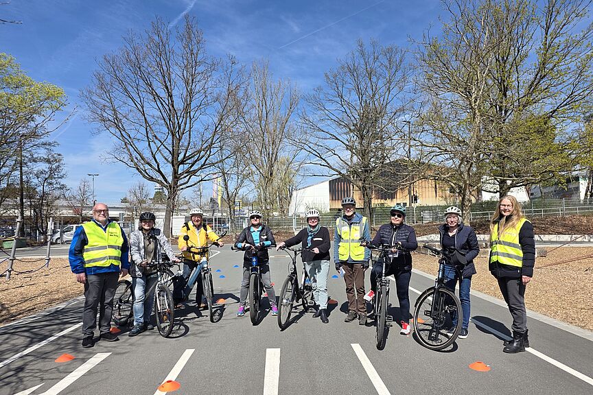 Gruppenbild mit Seniorenrat Fürth Teilnehmer Fahrsicherheitstraining