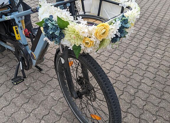 Fahrrad mit Blumen am Korb