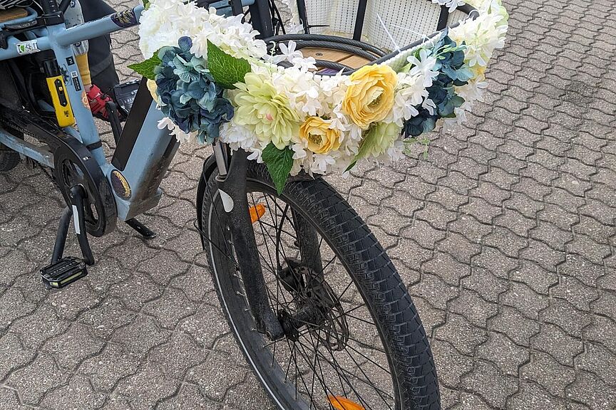 Abschied_Johanna_Barber_Vorstand_2025 Fahrrad mit Blumen am Korb
