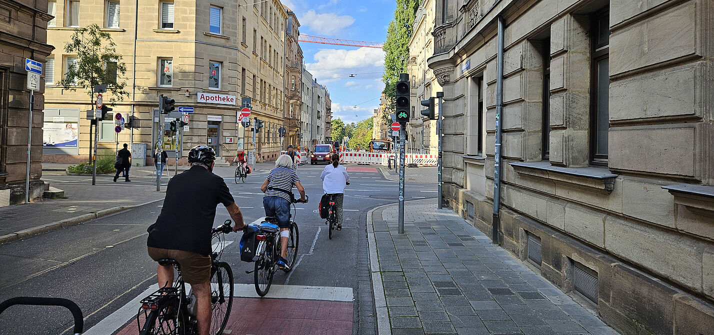 Baustelle Jakobinenstraße Baustelle Jakobinenstraße: weiterfahrt gerade aus einfach gesperrt