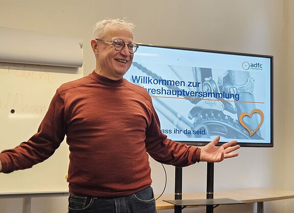 Klemens Heinl eröffnet die Jahreshauptversammlung 2026