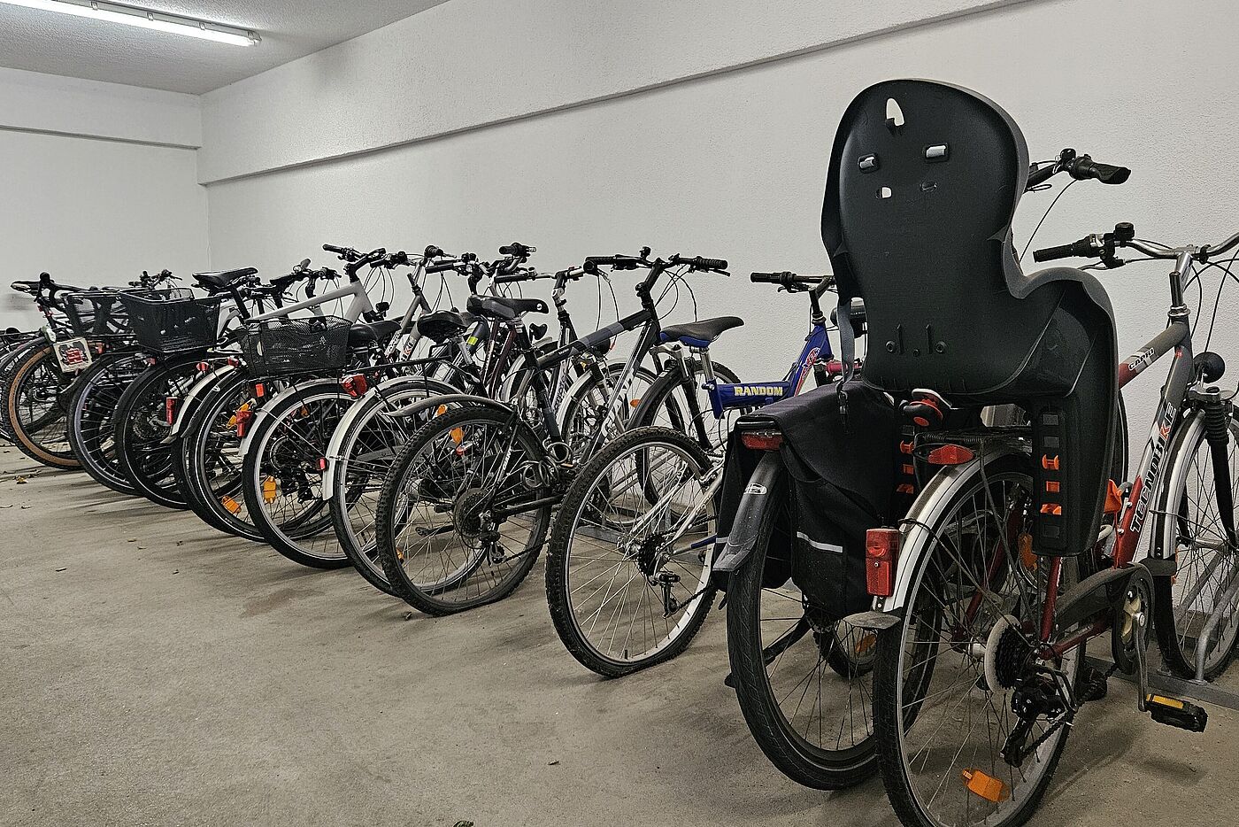 Sicher und trocken abgestellte Räder im Fahrradraum dank Stellplatzsatzung