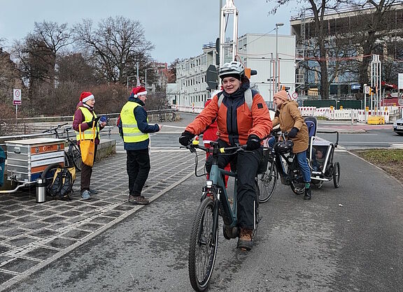 ADFC-Aktive verteilen Lebkuchen am Rathenauplatz