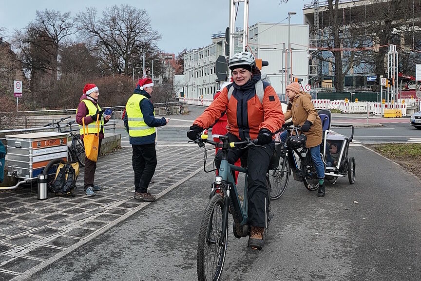 ADFC-Aktive verteilen Lebkuchen am Rathenauplatz