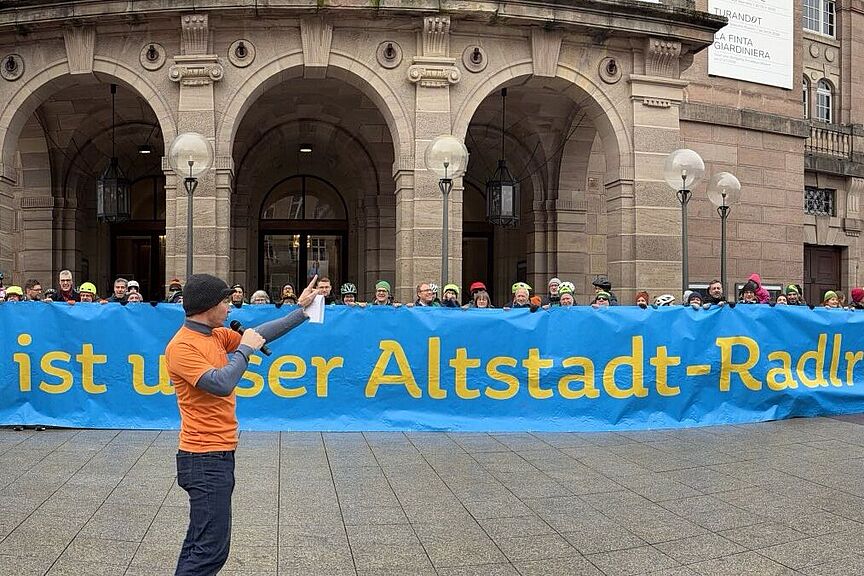 Banner vor dem Opernhaus Banner "Wo ist unser Altstadtring?" vor dem Opernhaus