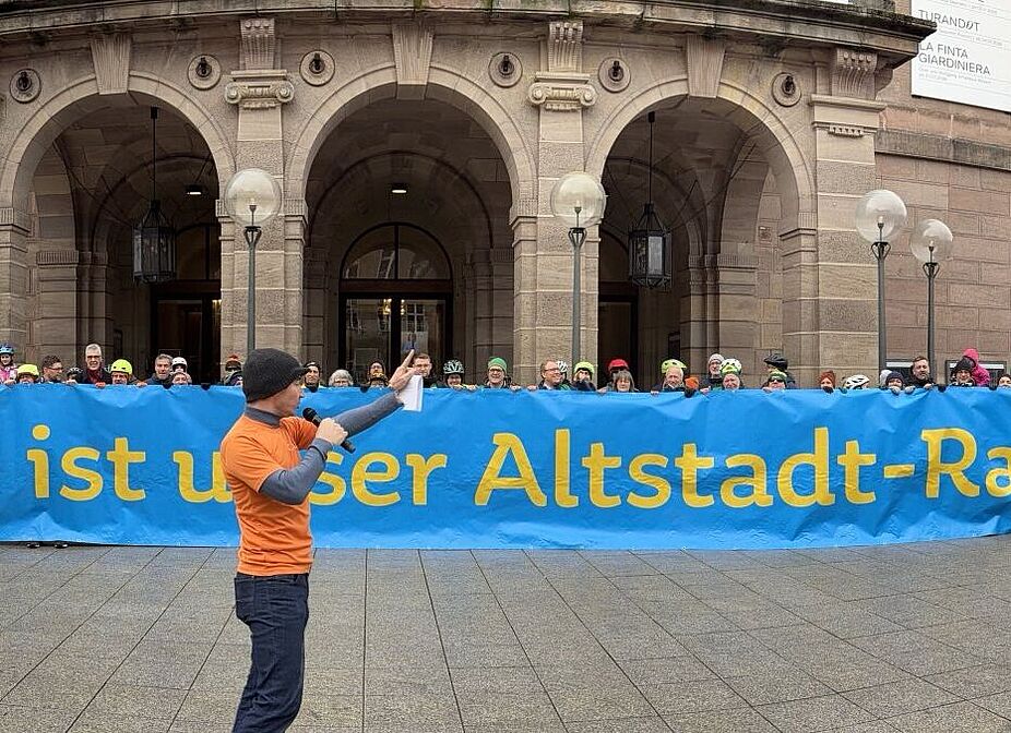 Banner vor dem Opernhaus Banner "Wo ist unser Altstadtring?" vor dem Opernhaus