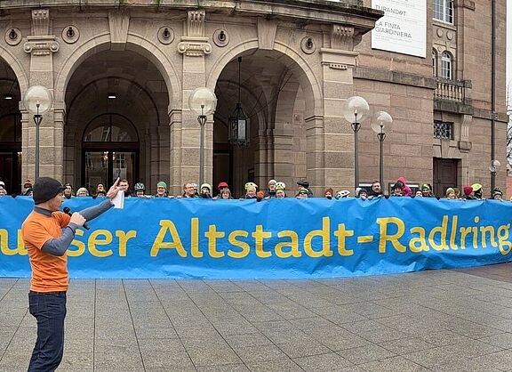 Banner "Wo ist unser Altstadtring?" vor dem Opernhaus
