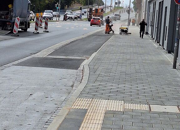 Westliche Maximilianstraße mit fertiggestelltem Radwegstück zwischen Busbucht und Adam-Klein-Straße.